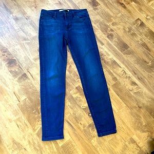 Great skinny jeans. Colour is perfect to wear out at night with heels.